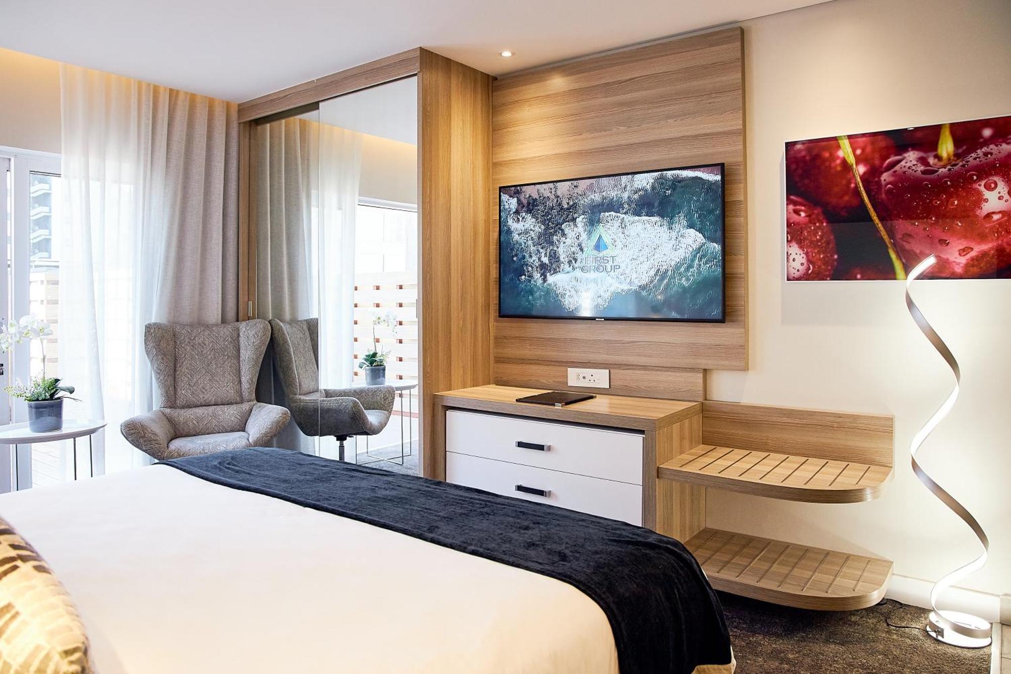 First Group Riviera Suites Kaapstad Buitenkant foto